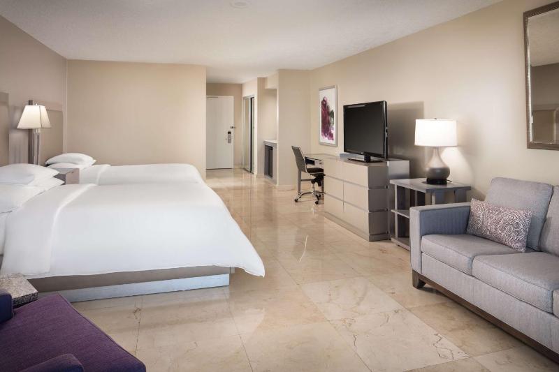 Double Room with Balcony & Bay View image 4