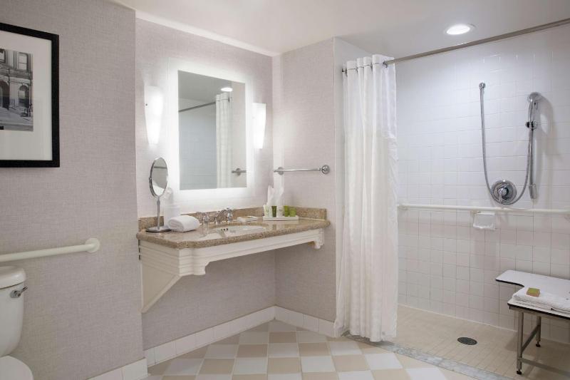 King Room with Tub - Mobility and Hearing Access image 3