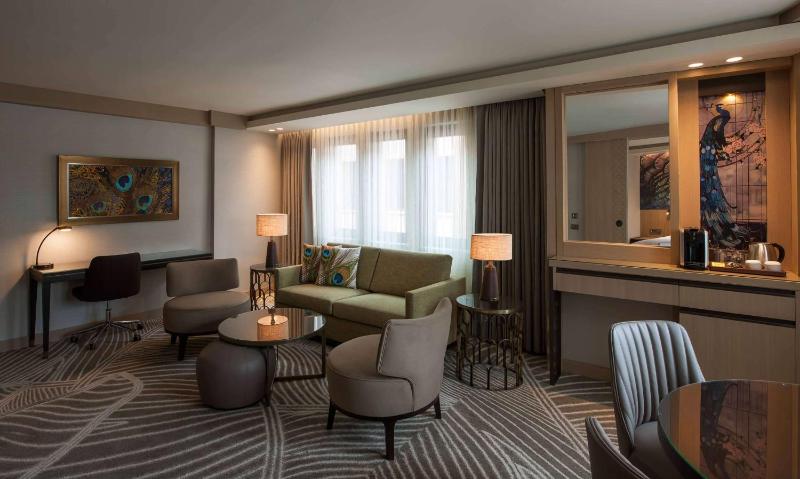Deluxe One-Bedroom King Suite image 1