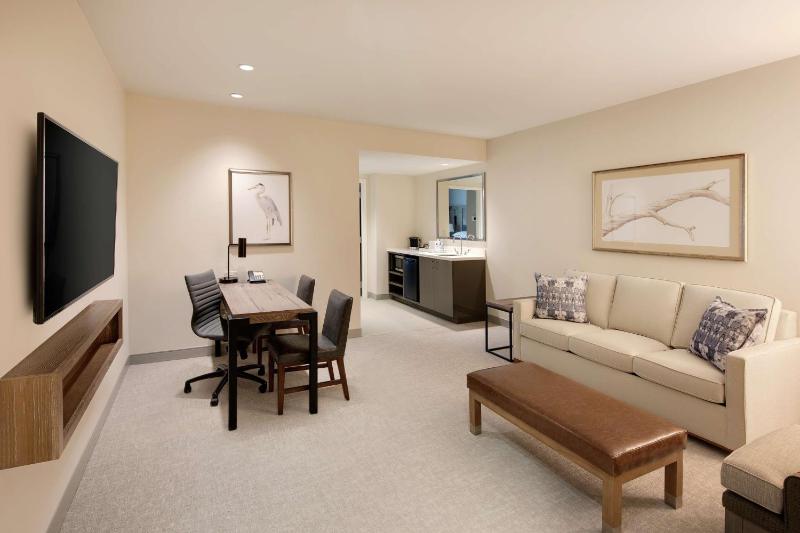 Two-Room King Suite with Balcony image 4