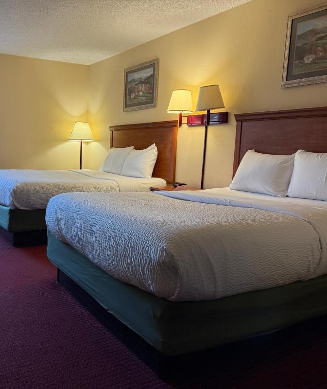 Quadruple Room with Two Queen Beds - Non Smoking image 4