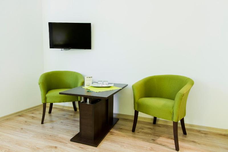 Standard Twin Room image 4