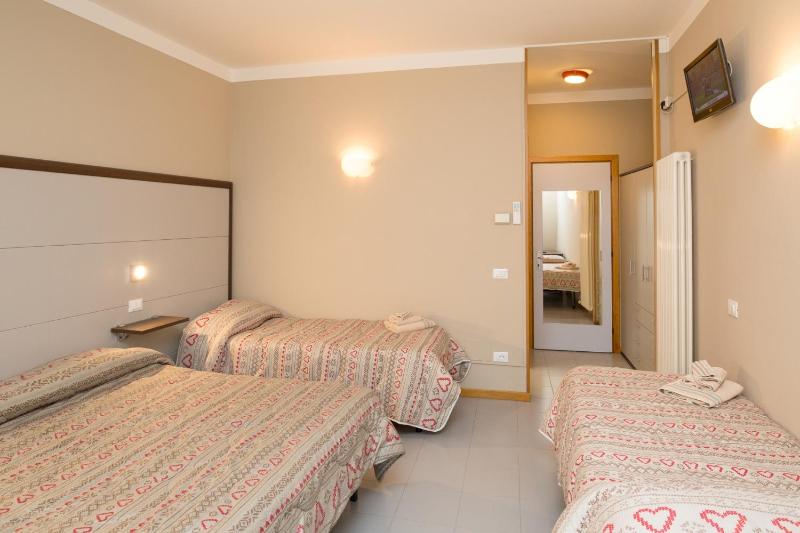 Quadruple Room image 4