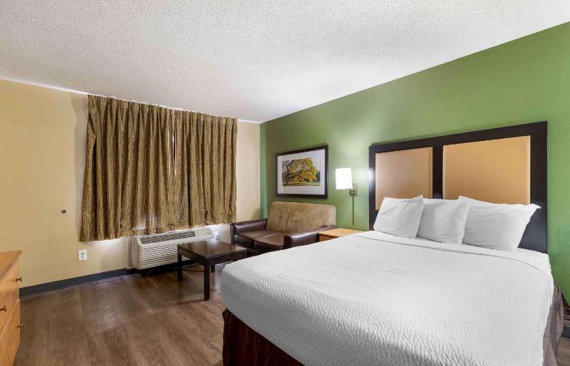 Deluxe Studio with 1 Queen Bed - Non-Smoking image 1