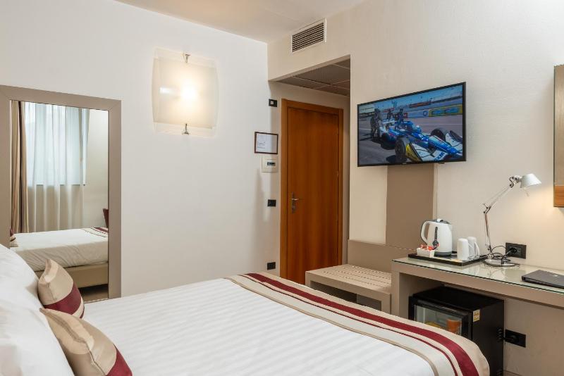 Double or Twin Room image 3