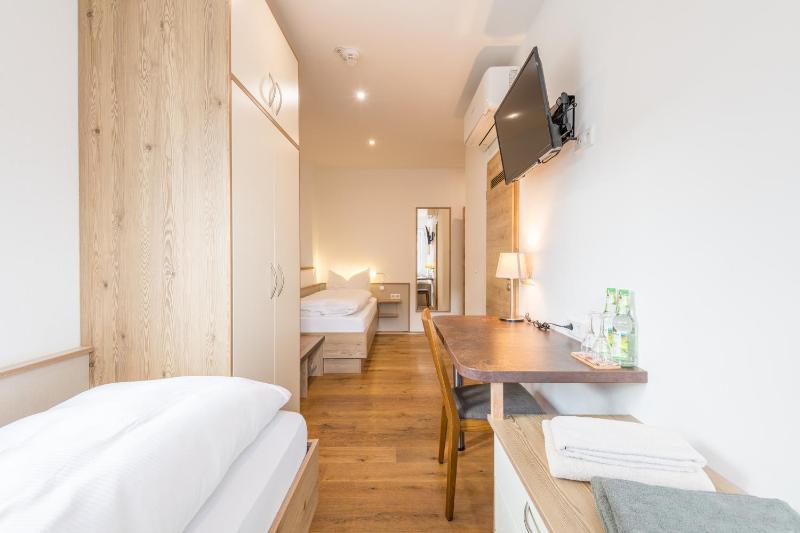 Twin Room with Shower image 4