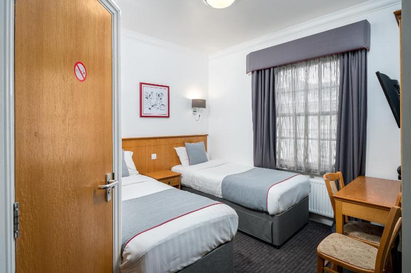 Standard Twin Room image 4