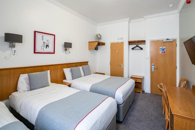 Deluxe Quadruple Room image 4