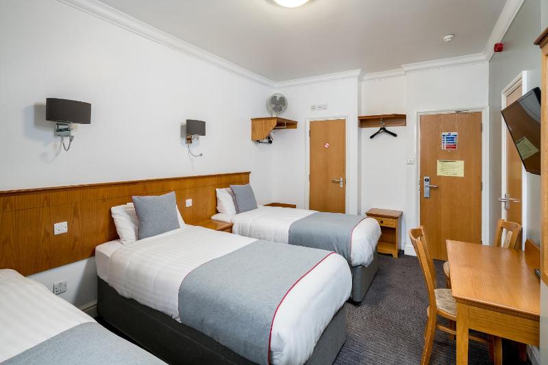 Deluxe Triple Room image 3