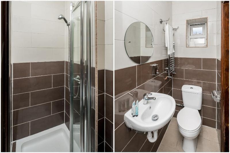 Deluxe Triple Room image 3