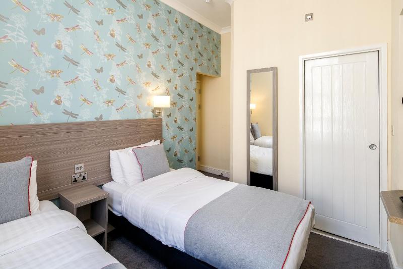 Standard Twin Room image 4