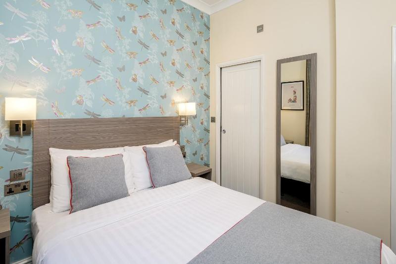 Standard Double Room image 3