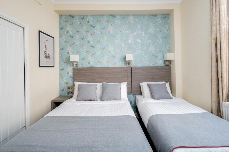 Deluxe Triple Room image 4