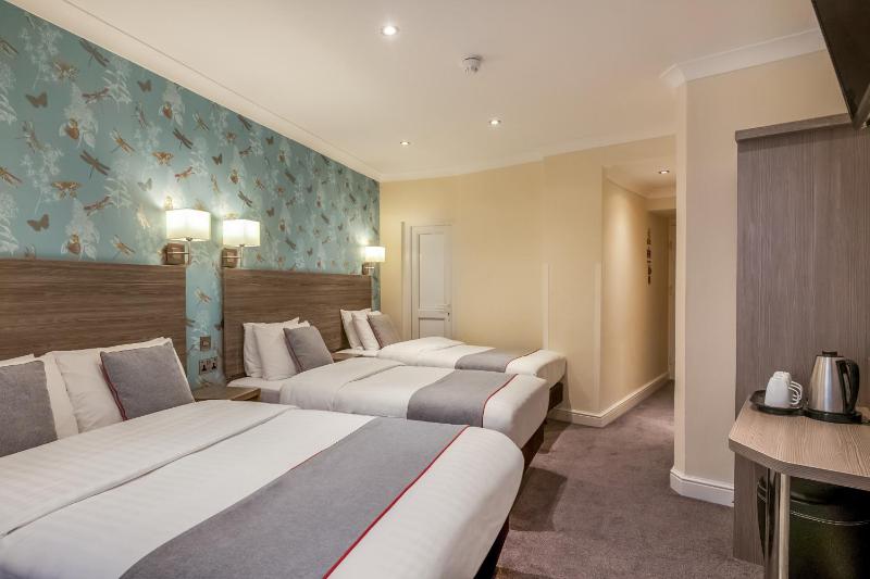 Deluxe Quadruple Room image 2