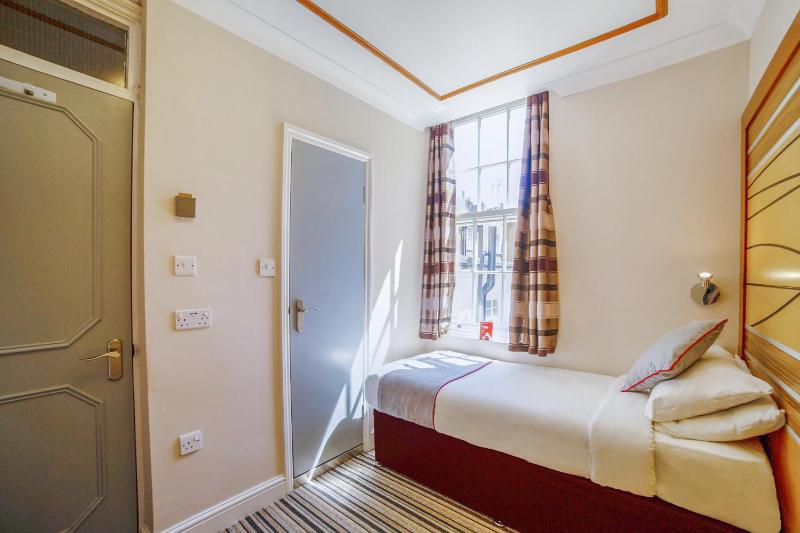 Standard Twin Room image 1