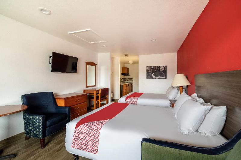 Queen Room with Two Queen Beds image 4
