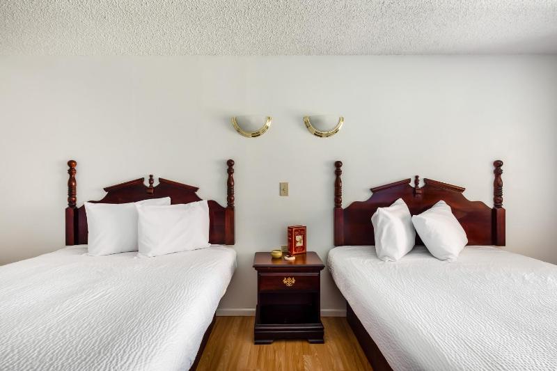 2 Queen Bed Smoking image 1