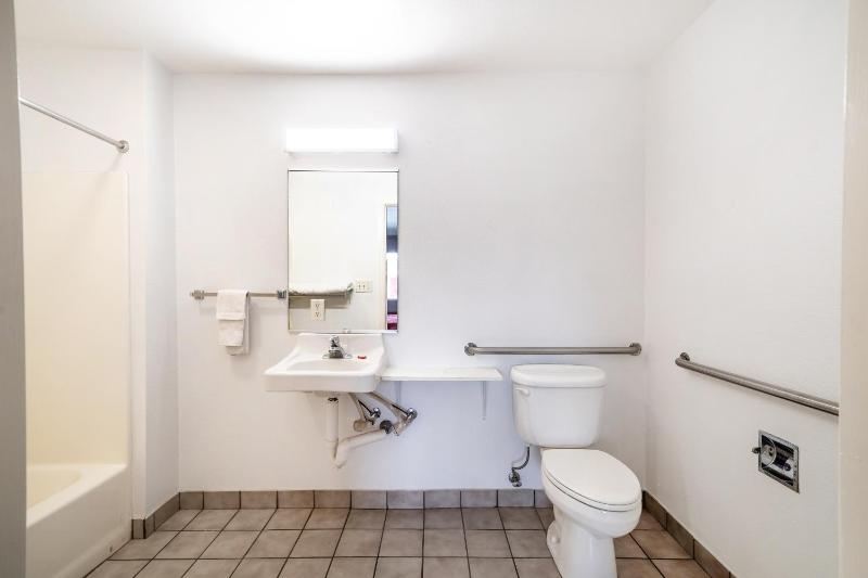 One-Bedroom Suite image 4