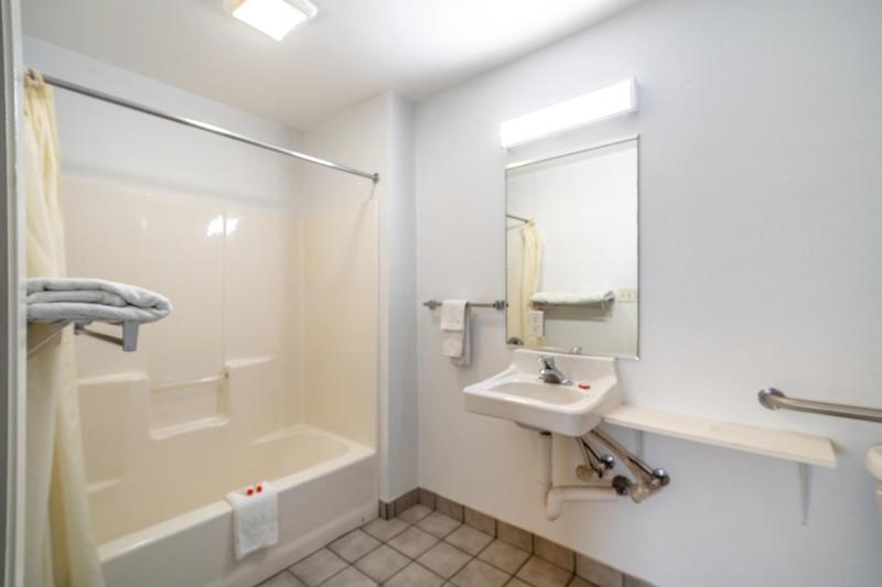 One-Bedroom Suite image 3
