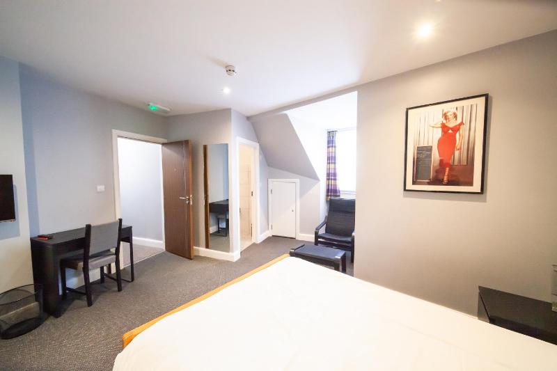 Deluxe Triple Room image 4