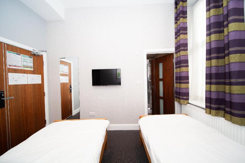 Standard Twin Room image 4