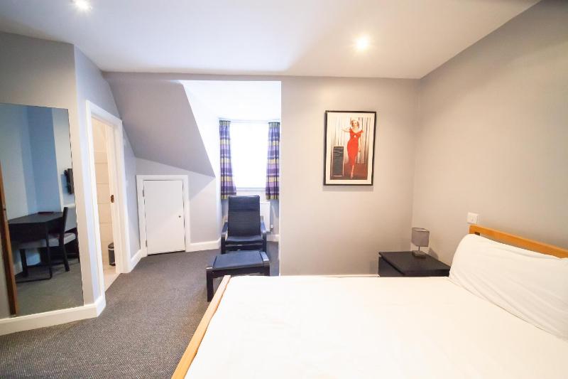 Deluxe Triple Room image 3