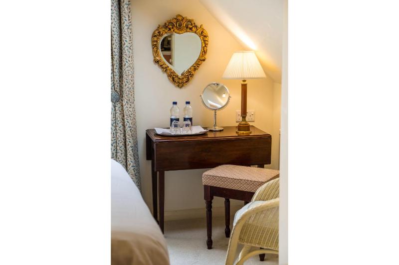 Standard Double Room image 4