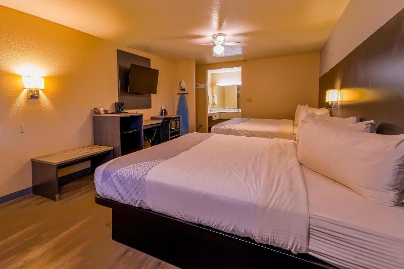 King Room with Two King Beds image 4