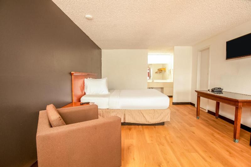 Queen Room image 4