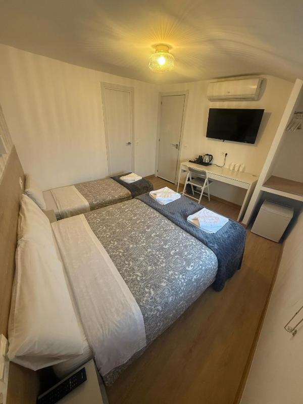 Double Room with Extra Bed image 3