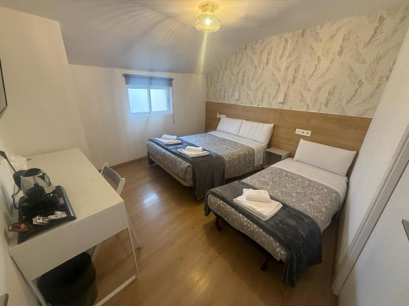 Double Room with Extra Bed image 4