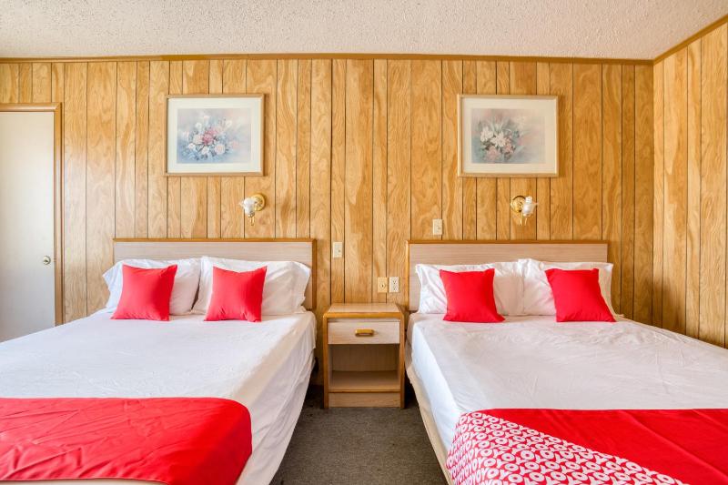 Queen Room with Two Queen Beds image 3
