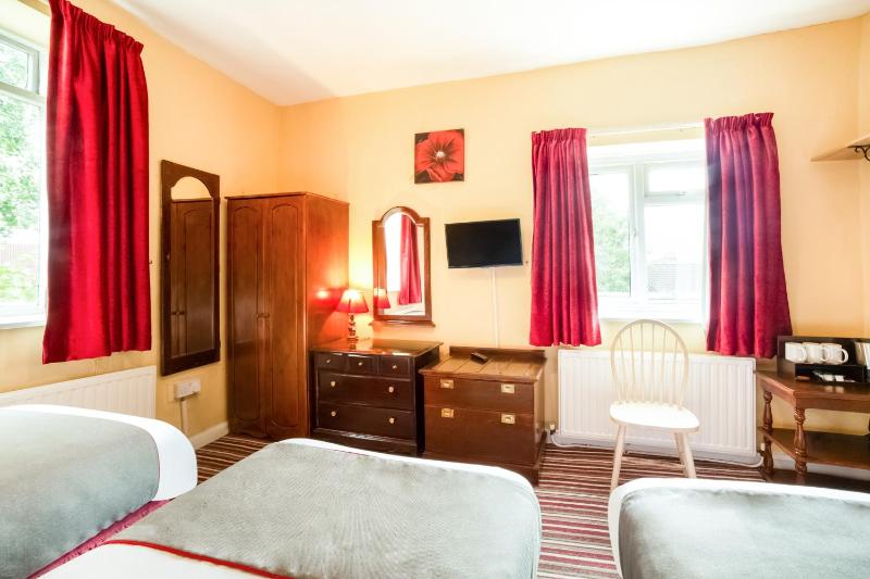 Standard Triple Room image 4