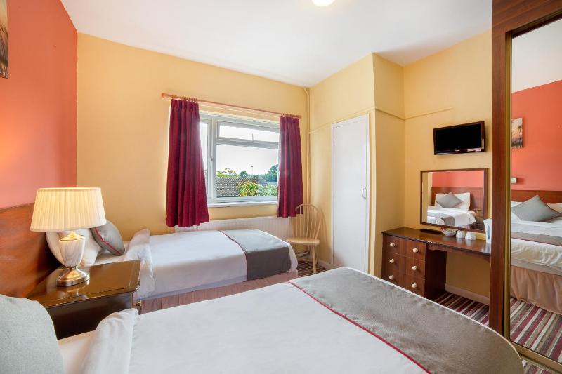 Standard Twin Room with Shared Bathroom image 1