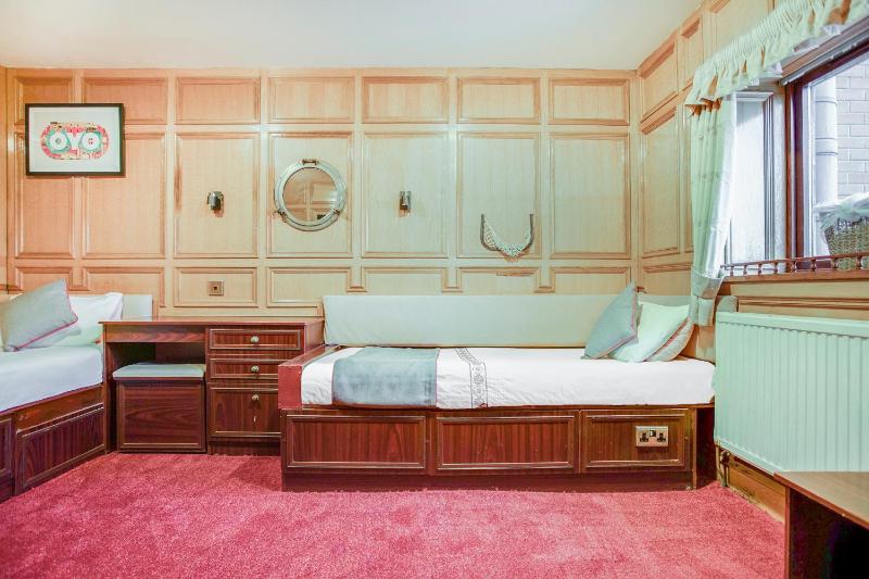 Standard Twin Room image 4