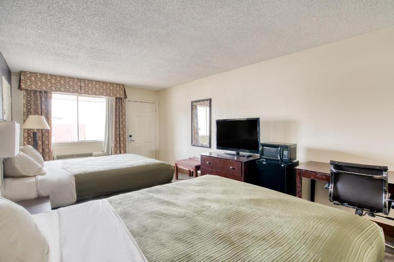 Queen Room with Two Queen Beds image 4