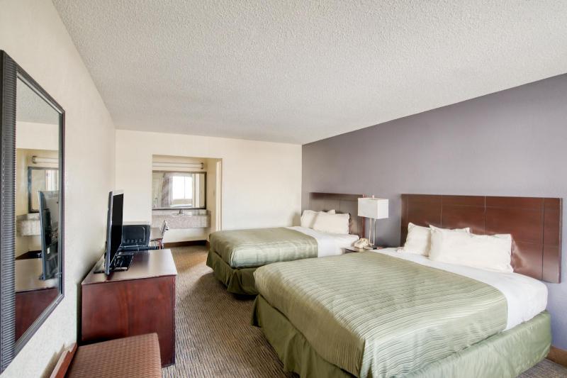 Queen Room with Two Queen Beds image 3