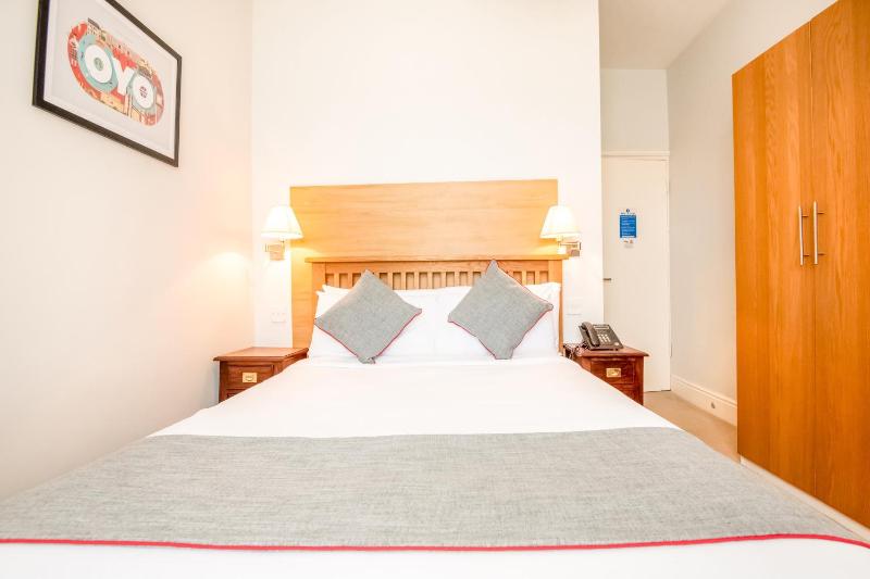 Standard Double Room image 4