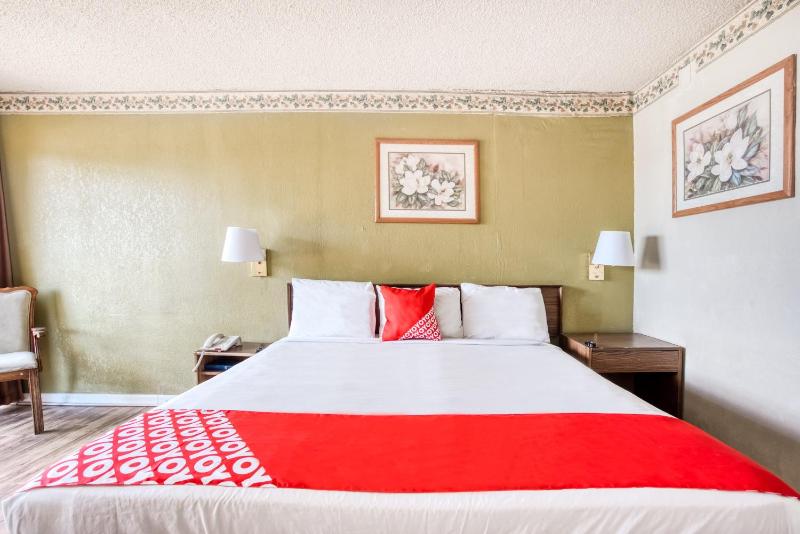 Queen Bed Walkin image 2