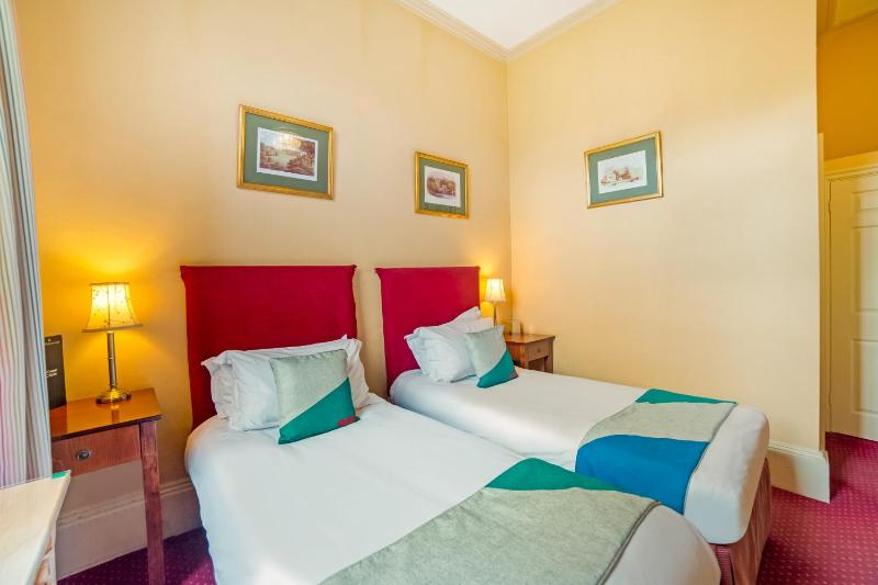 Standard Twin Room image 3