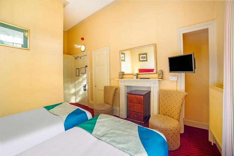 Standard Twin Room image 4