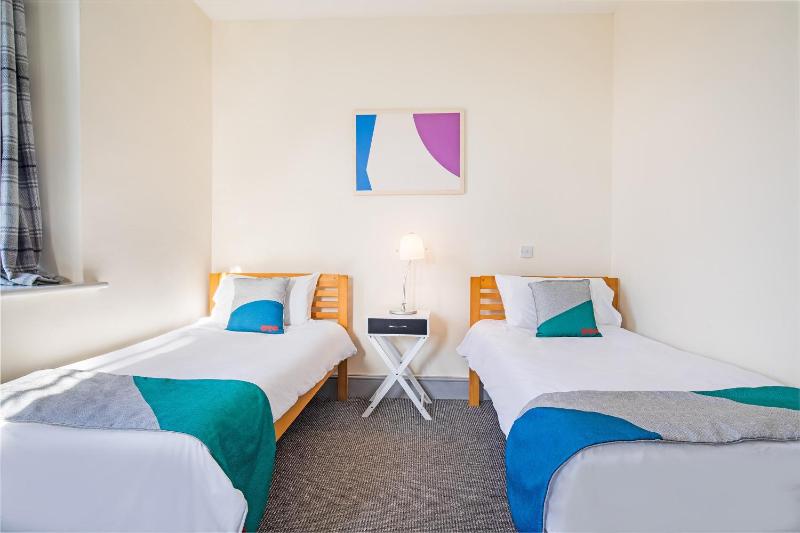 Standard Twin Room image 4