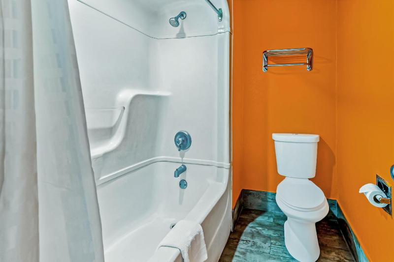Queen Room image 2