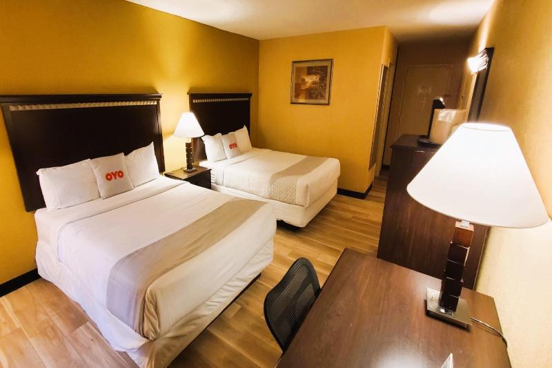 Queen Room with Two Queen Beds image 4