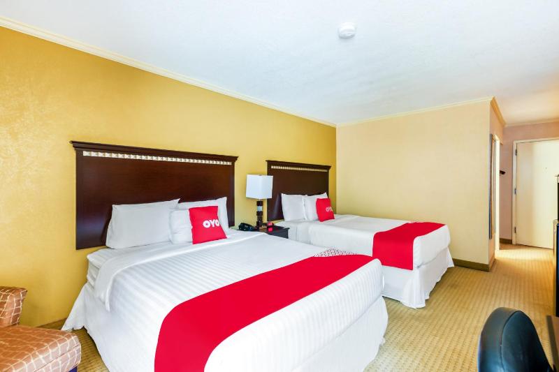 Queen Room with Two Queen Beds image 2