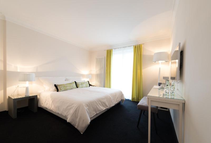 Classic Double Room image 3