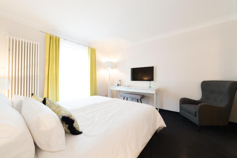 Classic Double Room image 3