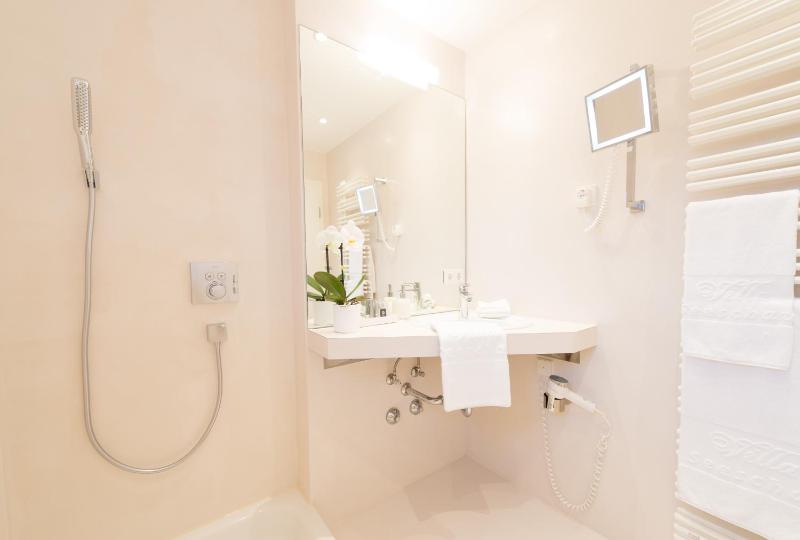 Classic Double Room image 2