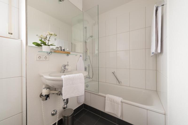 Double Room with Lake View image 2