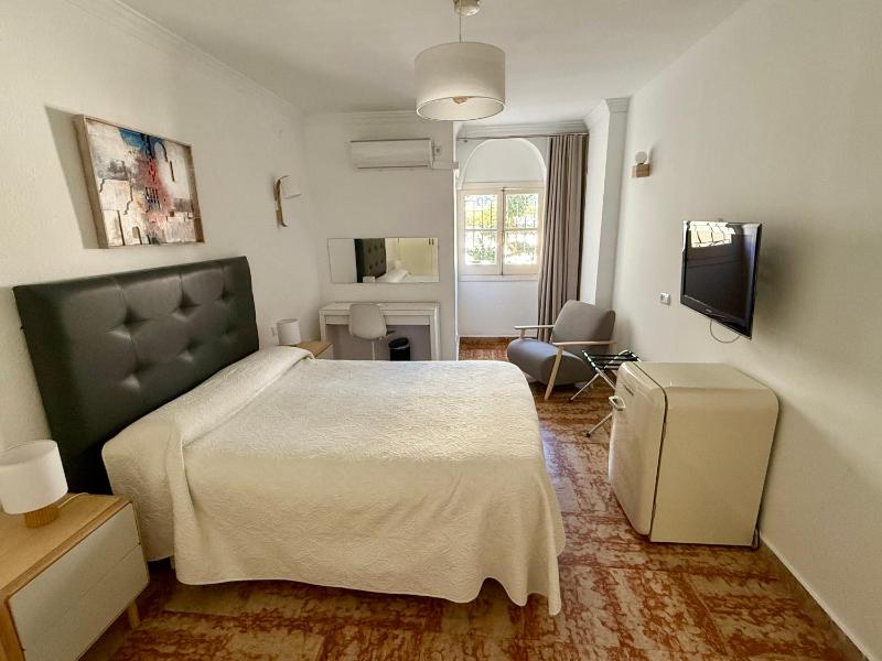 Basic Double Room image 4